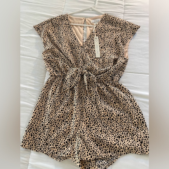 She and sky leopard romper - Picture 2 of 4